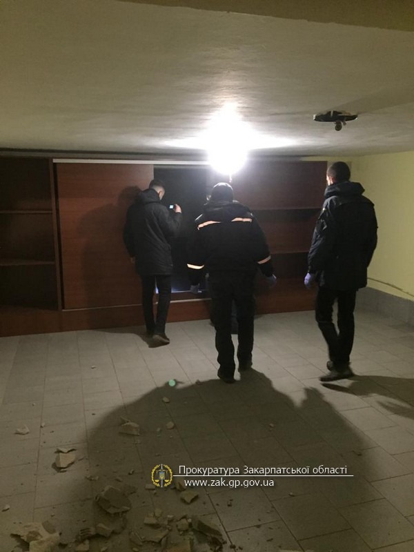 Погоджено підозру киянину і двом закарпатцям, які, відібравши в іноземців готівку й телефони, утримували їх у підвалі (ФОТО, ВІДЕО)