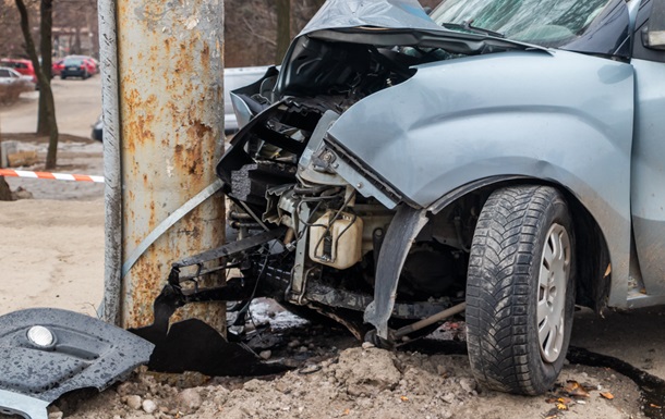 На Тячівщині Mercedes врізався в електроопору