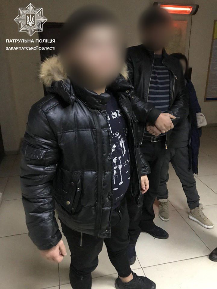 В Ужгороді група грабіжників зі штовханиною відібрала у перехожого гаманець із грішми та картками (ФОТО)