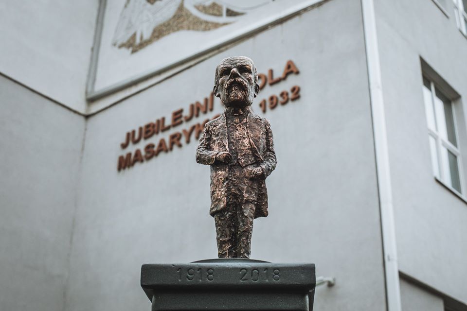 ФОТОФАКТ. В Ужгороді встановили мініскульптурку Масарику