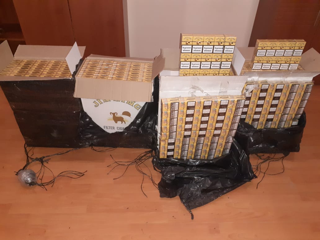 Майже 2,5 тисячі пачок сигарет покинули контрабандисти, тікаючи від прикордонників на Закарпатті (ФОТО)