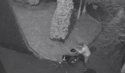 ВІДЕОФАКТ. У Виноградові чоловік вночі "боровся" зі смітником