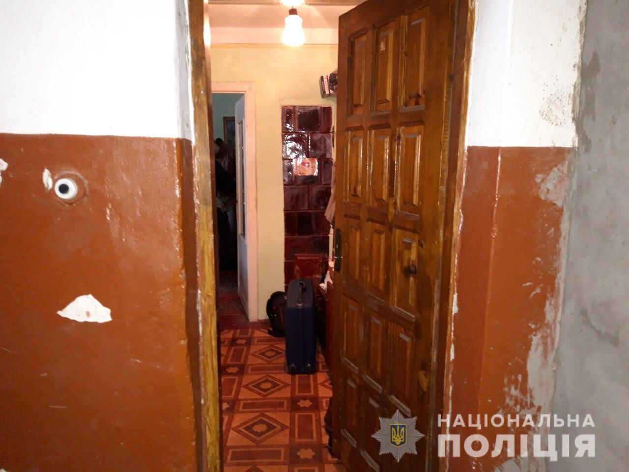 На Виноградівщині двоє місцевих, увірвавшись до оселі іноземця й погрожуючи ножем, відібрали в нього гроші (ФОТО)