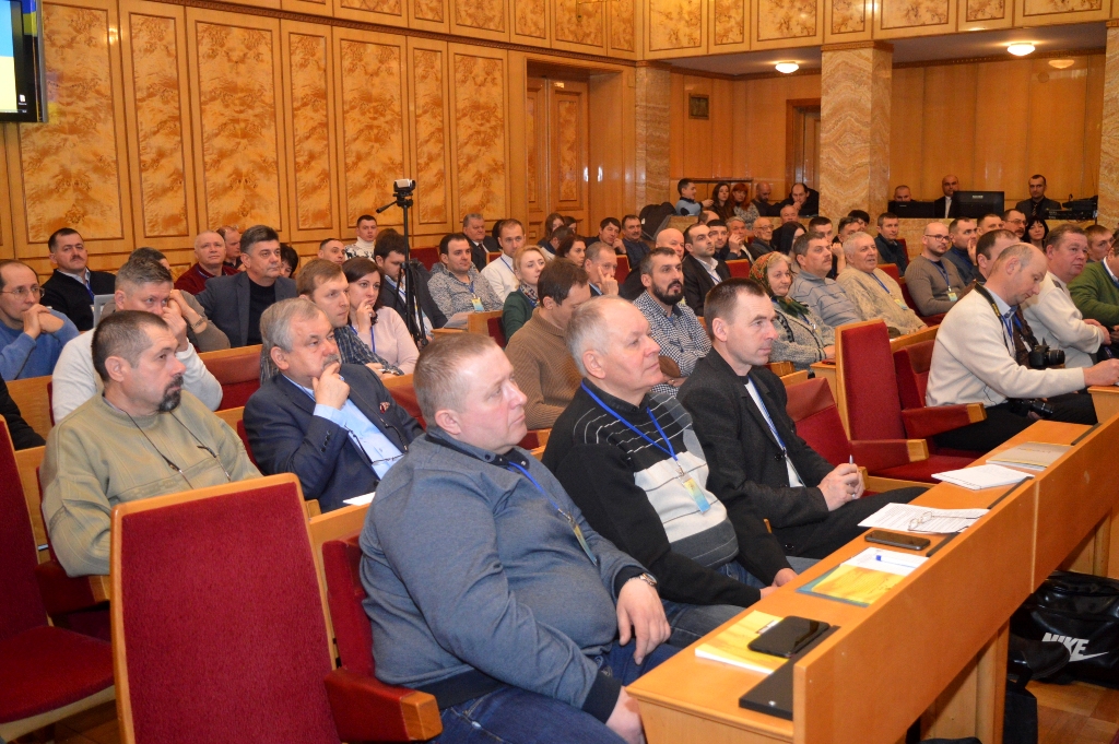 Понад півтори сотні бджолярів завітали в Ужгород на конференцію, присвячену карпатській бджолі (ФОТО)