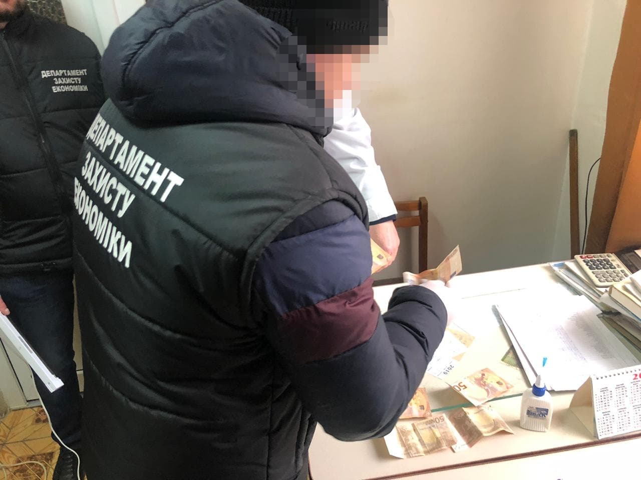 Прокуратура підтвердила факт затримання на хабарі в €300 завідуючого реанімаційного відділу Рахівської ЦРЛ (ФОТО)