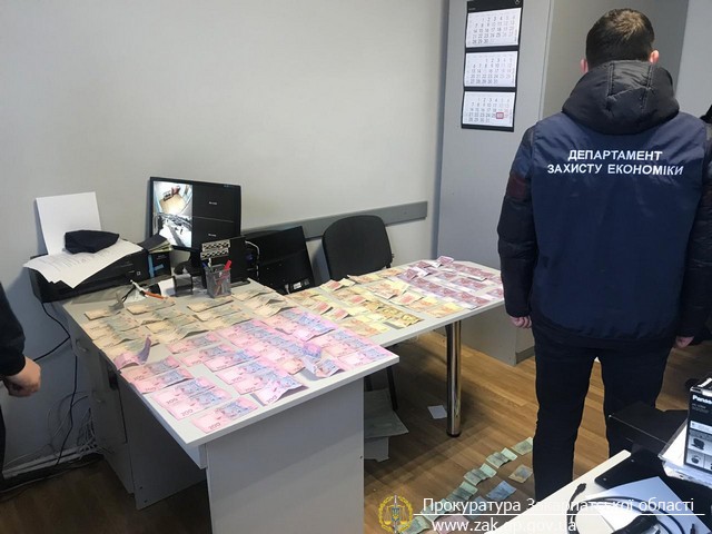 У Мукачеві при отриманні 4 тис грн хабара викрито судового експерта (ФОТО)