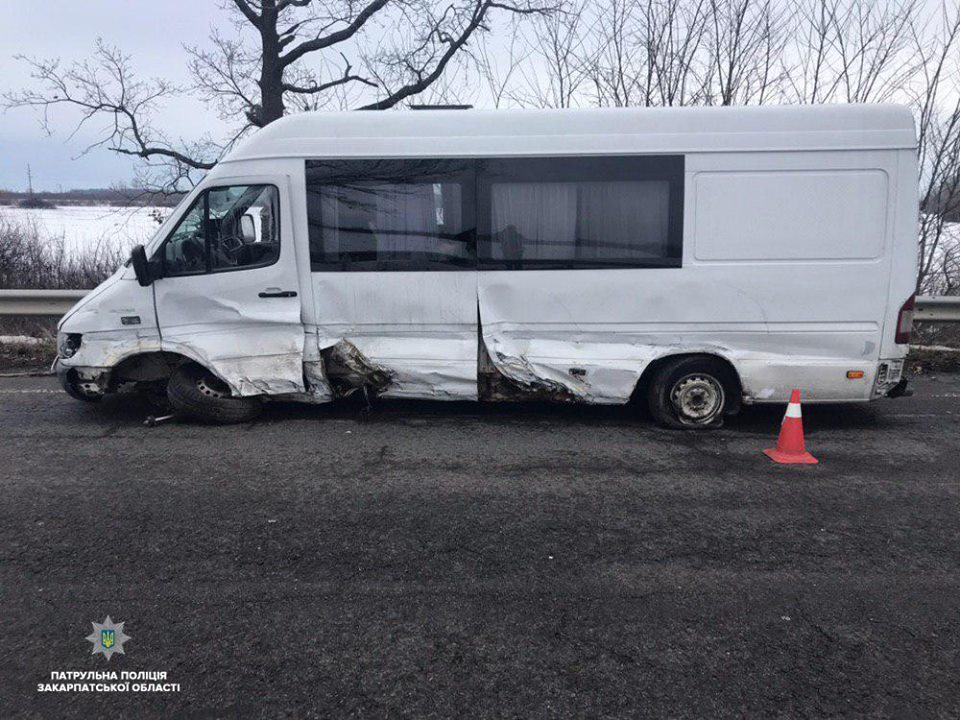 На Закарпатті на трасі "Київ - Чоп" "притерлися" два "Мерседеси" (ФОТО)