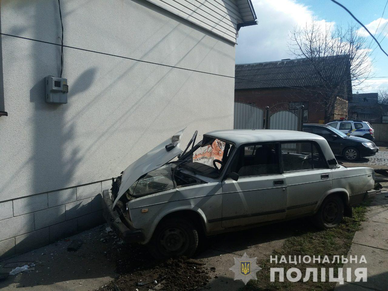 У Буштині Тячівського району "п'яний" ВАЗ врізався спершу в дерево, а відтак у паркан приватного будинку (ФОТО)