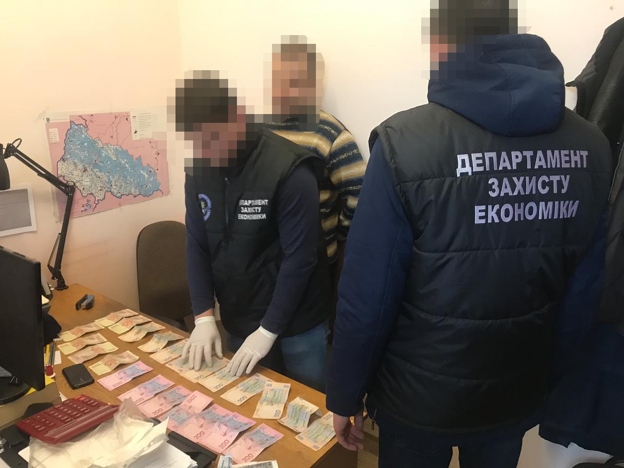 В Ужгороді під час отримання 250 доларів хабара затримано завідувача сектору Закарпатського НДЕКЦ МВС (ФОТО)