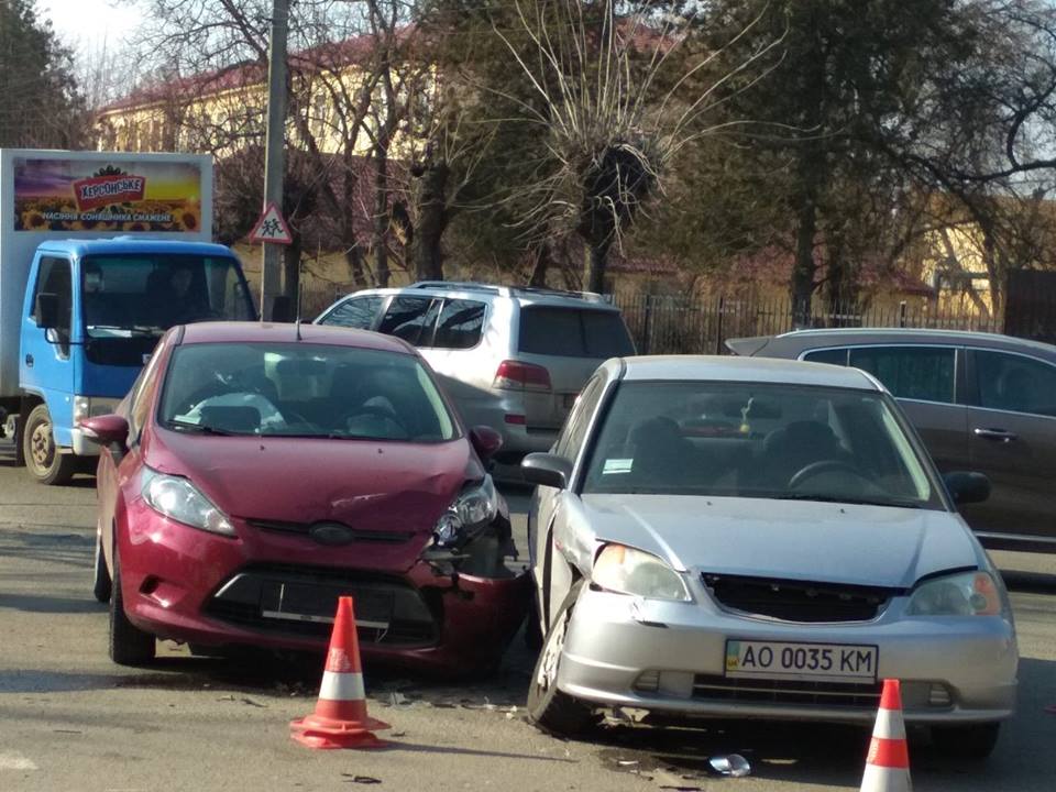 ФОТОФАКТ. В Ужгороді на перехресті зіткнулися два легковика