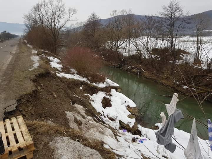 На дорозі державного значення Перечин-Свалява зсув пошкодив частину узбіччя та асфальтного покриття (ФОТО)