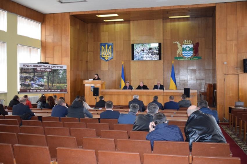 На Рахівщині за "круглим столом" вирішували питання сортування та переробки сміття