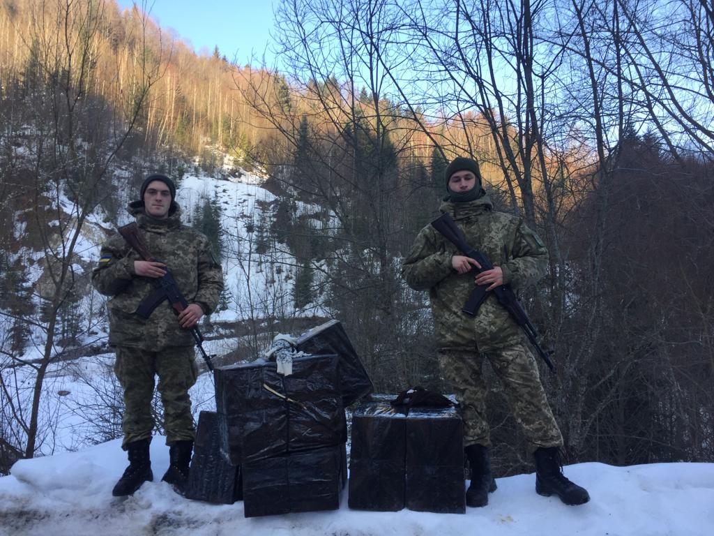 6 пакунків сигарет покинули контрабандисти, тікаючи на Закарпатті від прикордонників (ФОТО, ВІДЕО)