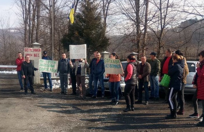 Жителі Березників на Салявщині зустріли Москаля пікетом проти спорудження ВЕС на Боржаві (ФОТО, ВІДЕО)