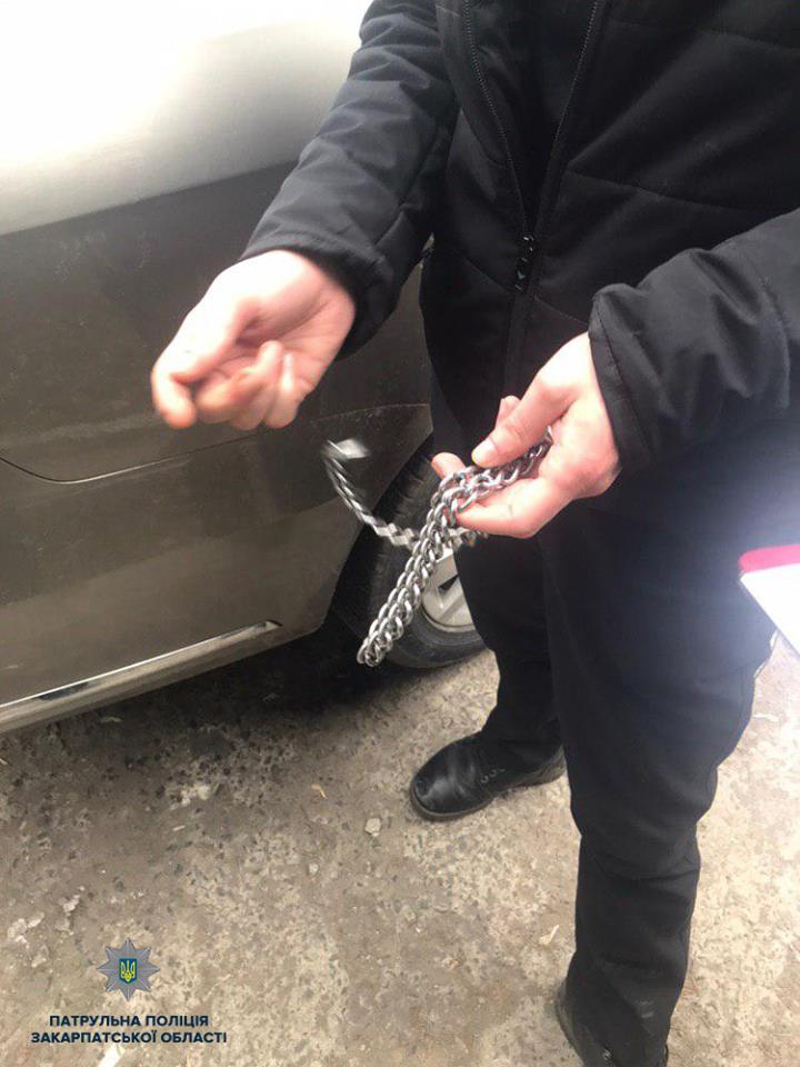 В Ужгороді затримали групу чоловіків, які били перехожих і відібрали в одного з них телефон (ФОТО)