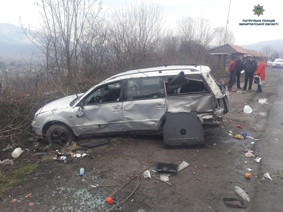 Поблизу Сваляви водій "Фольксвагена" через легковажність спричинив ДТП (ФОТО)