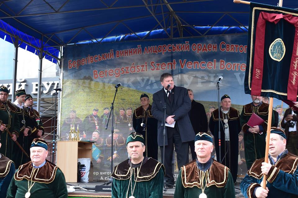 У Берегові урочисто відкрили фестиваль білого вина і здійснили посвяту в лицарі ордену (ФОТО)