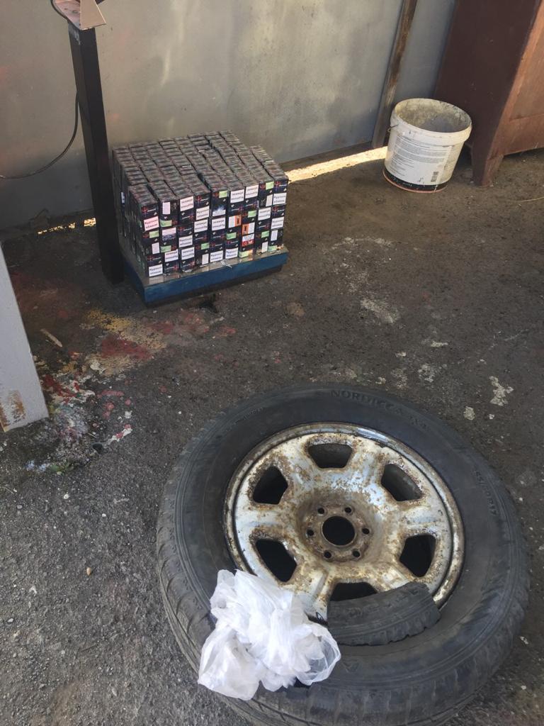 Водій "Ніссану", що прямував до Угорщини через Закарпаття, приховав у "запасці" 360 пачок сигарет (ФОТО)