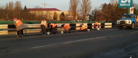 В Ужгороді комунальники вручну миють транспортний міст: у п'ятницю на Закарпатті буде Порошенко (ВІДЕО)