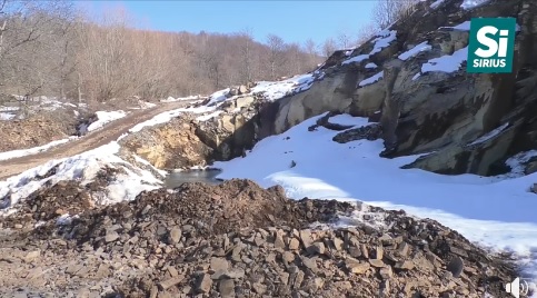 У Пацканьові, на Ужгородщині люди блокують проїзд вантажівок, які вивозять андезит з місцевого кар'єру (ВІДЕО)