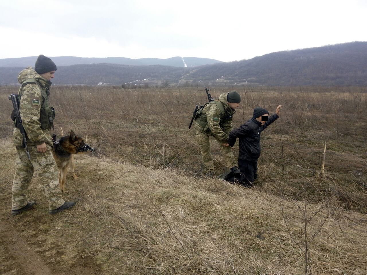 Розшукуваного злочинця-утікача затримали на Закарпатті, коли той намагався незаконно перетнути кордон (ФОТО)
