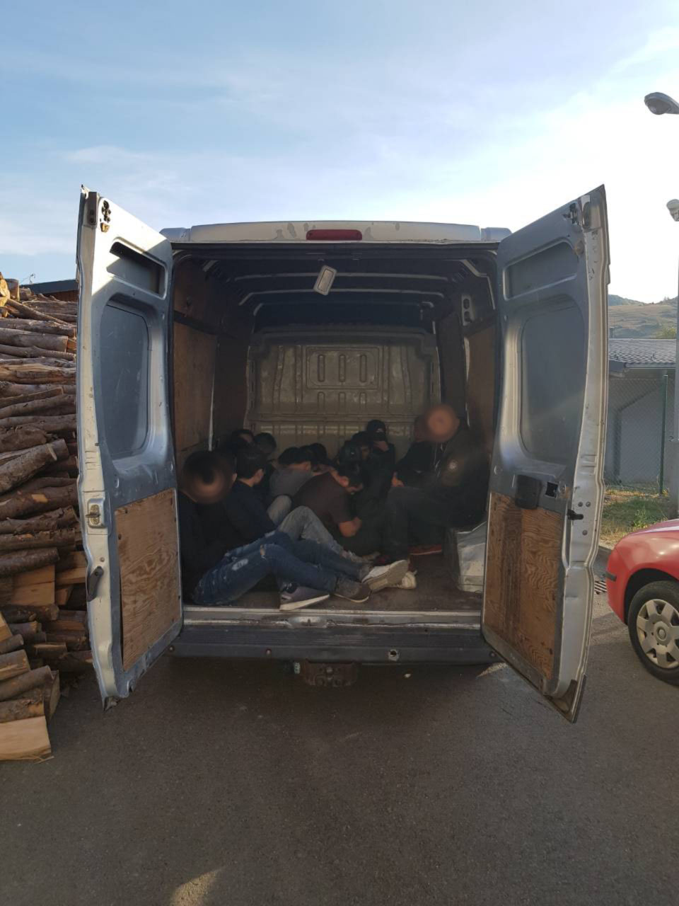 У результаті масштабної спецоперації нейтралізовано транскордонний канал нелегальної міграції через Закарпаття до ЄС (ФОТО, ВІДЕО)