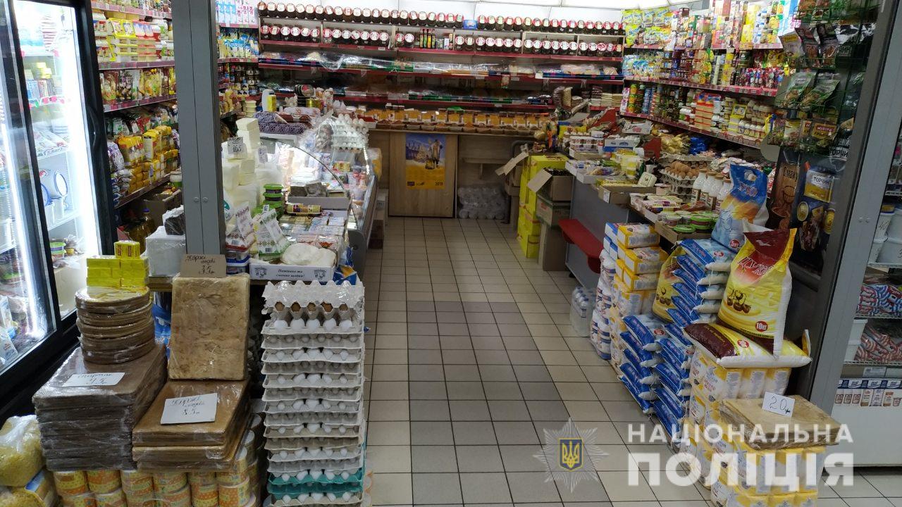У Мукачеві чоловік підбіг до прилавку, викрав із каси гроші й утік
