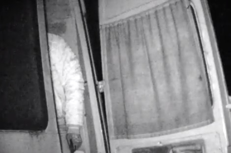 "Було відкрито і сів поїсти" - в Ужгороді патрульні затримали в мікроавтобусі автозлодія (ВІДЕО)