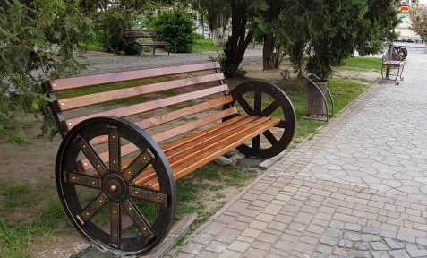 ФОТОФАКТ. В Іршаві встановлюють двоколісні лавки