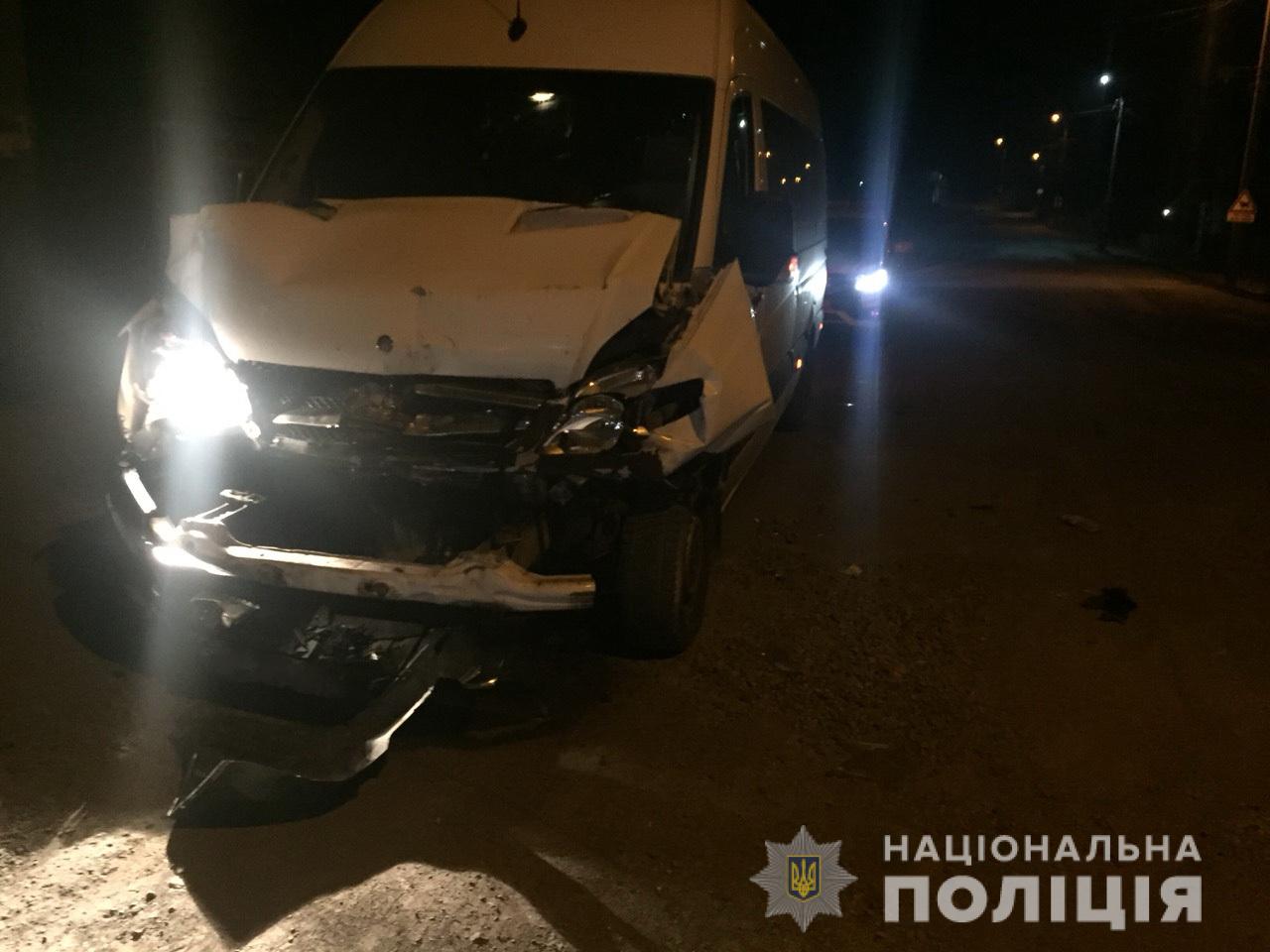 На Тячівщині Iveco, в якому голова дільничної комісії перевозила виборчі бюлетені, зіткнувся із мікроавтобусом (ФОТО)