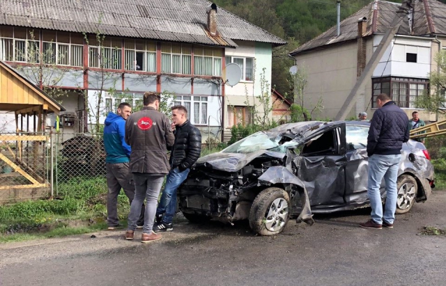 У Рахові жінка на Hyundai влетіла у стовп та перекинулась в кювет (ФОТО)
