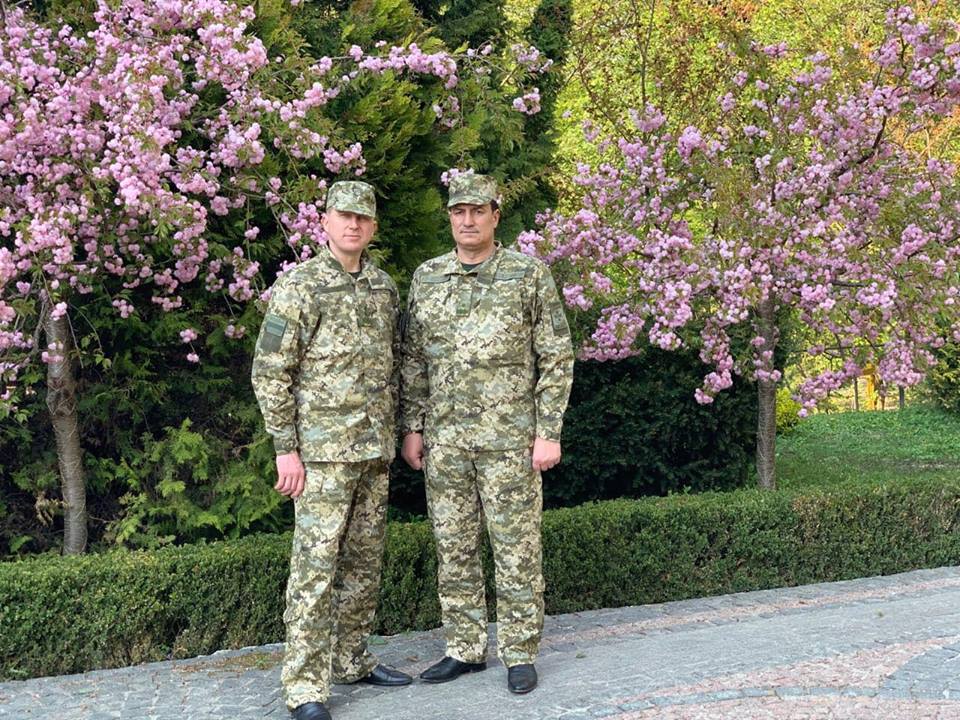 В Ужгороді заступники начальників ДПСУ і НПУ провели спільну нараду і сфотографувалися з сакурами (ФОТО)
