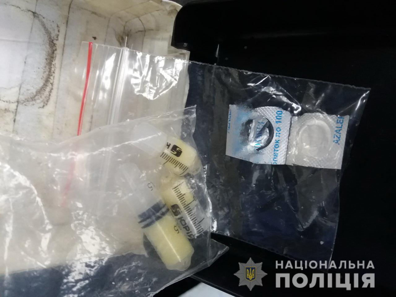 При затримці особливо небезпечного, розшукуваного слідством мешканця Іршавщини в його автівці виявили пістолети і метамфетамін (ФОТО)
