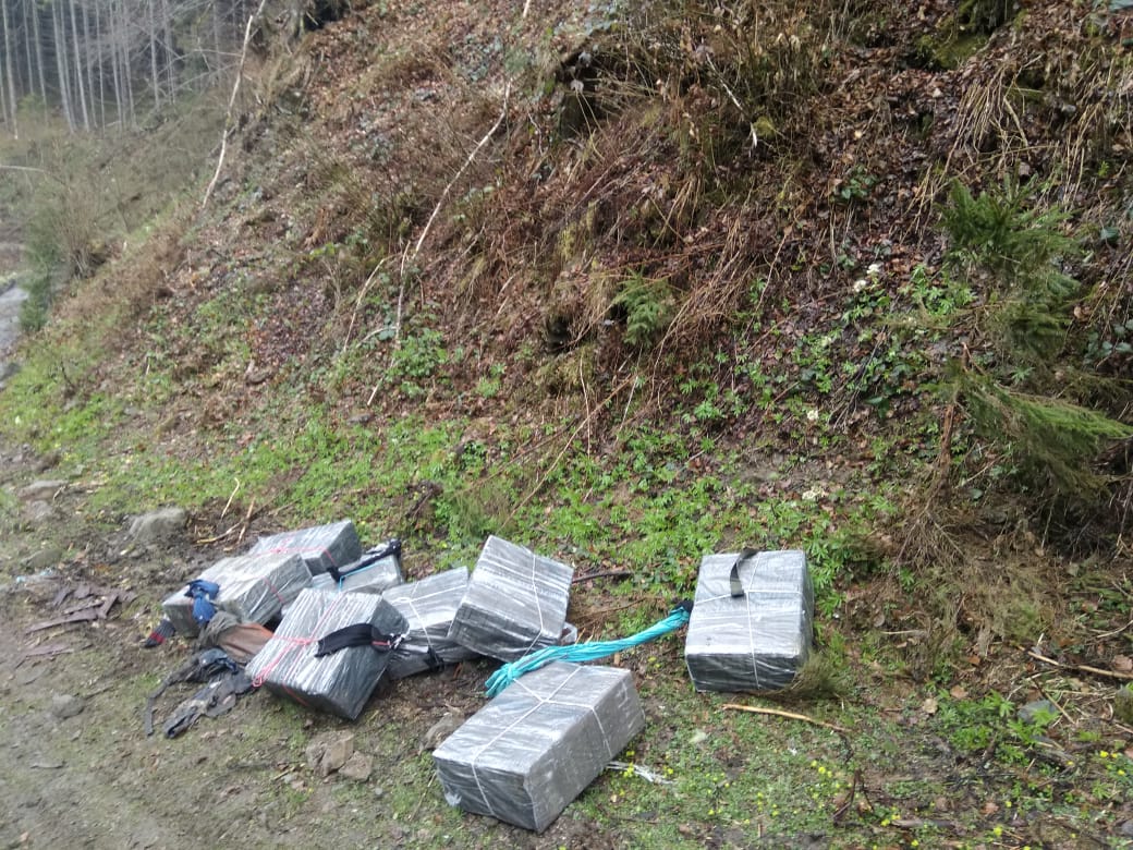 На Рахівщині група контрабандистів, попри постріли, утекла від прикордонників, покинувши 8 пакунків сигарет (ФОТО, ВІДЕО)