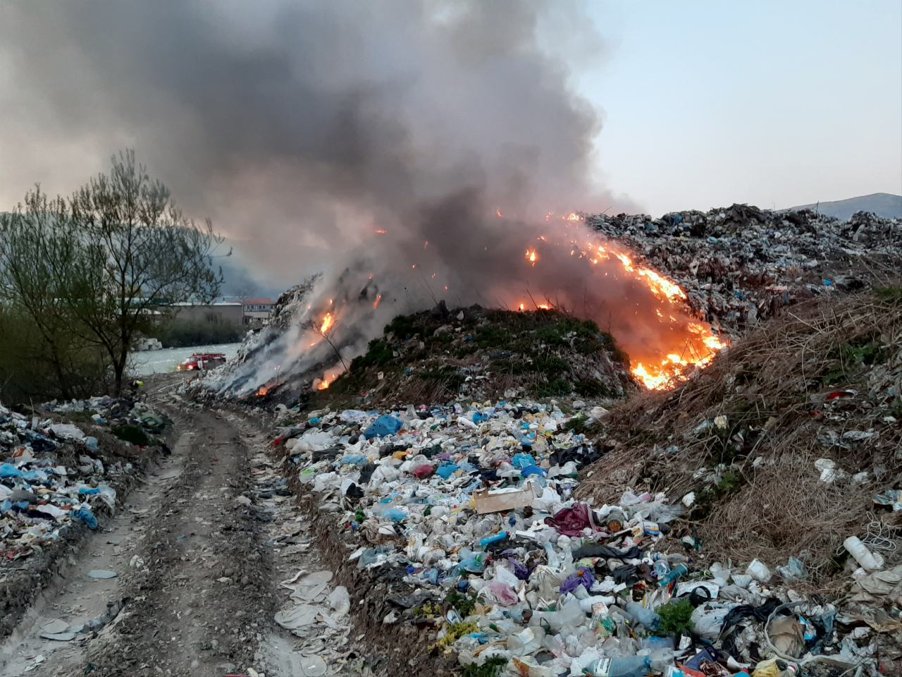 У Рахові горіло недіюче сміттєзвалище (ФОТО)