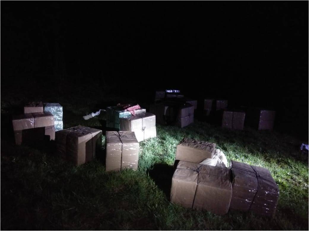 На Закарпатті прикордонники сполохали контрабандистів, що мали намір доправити Тисою до Румунії 50 ящиків сигарет (ФОТО, ВІДЕО)