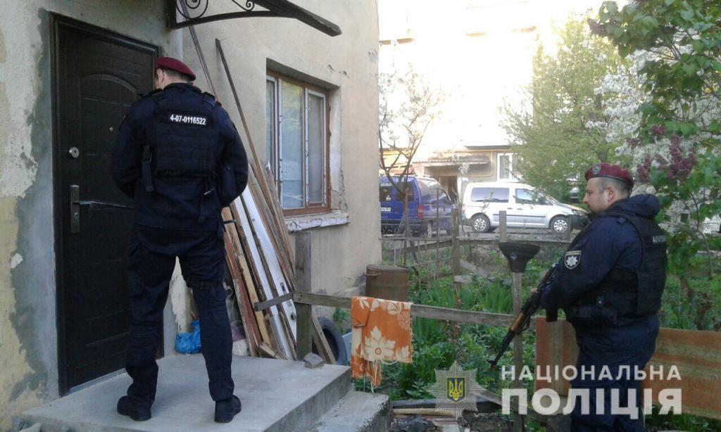 На Мукачівщині затримали чоловіка, котрий битою побив містянина й пошкодив його авто (ФОТО)