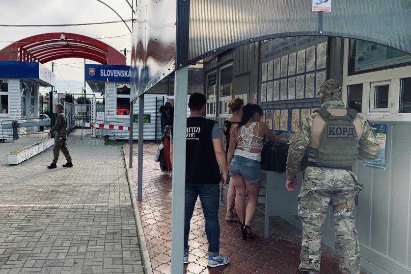 Мешканці Ужгорода, що завербувала двох жінок для сексуальної експлуатації в країнах Європи, повідомлено про підозру