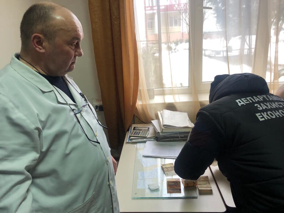 Справу лікаря, що вимагав на Закарпатті хабар за госпіталізацію й лікування жінки, направлено до суду