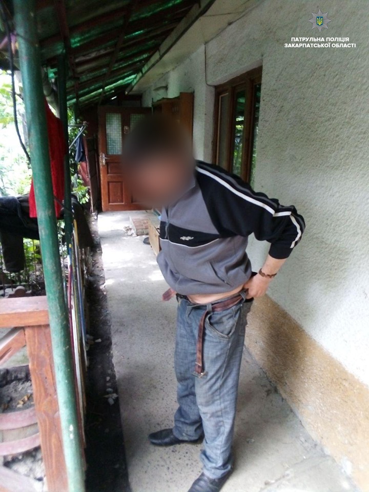 В Ужгороді доправили до відділку поліції чоловіка, котрий систематично вчиняв насильство щодо своєї літньої матері (ФОТО)