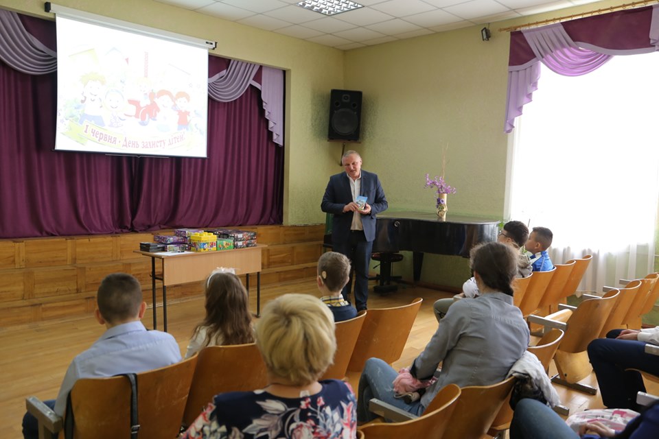 Дитбудинки сімейного типу в Мукачеві до Міжнародного дня захисту дітей отримають традиційні подарунки