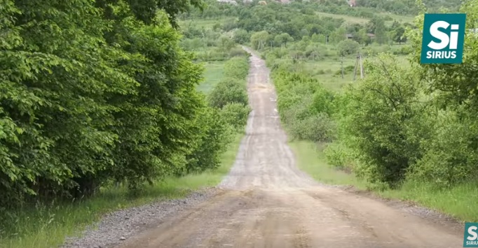 Мешканці Гандеровиці, що на Мукачівщині, власними силами відновили розбиту дорогу (ВІДЕО)