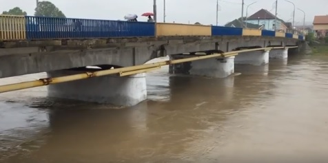 Загрози переливу Латориці через дамбу в Мукачеві немає, але можливі локальні підтоплення дворогосподарств та підвалів (ВІДЕО)