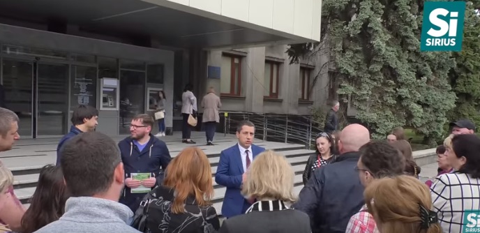 Мешканці двох дев’ятиповерхівок в Ужгороді вийшли на мітинг до міськради (ВІДЕО)