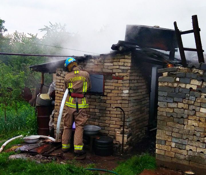 На Виноградівщині від знищення вогнем рятували надвірну споруду (ФОТО)