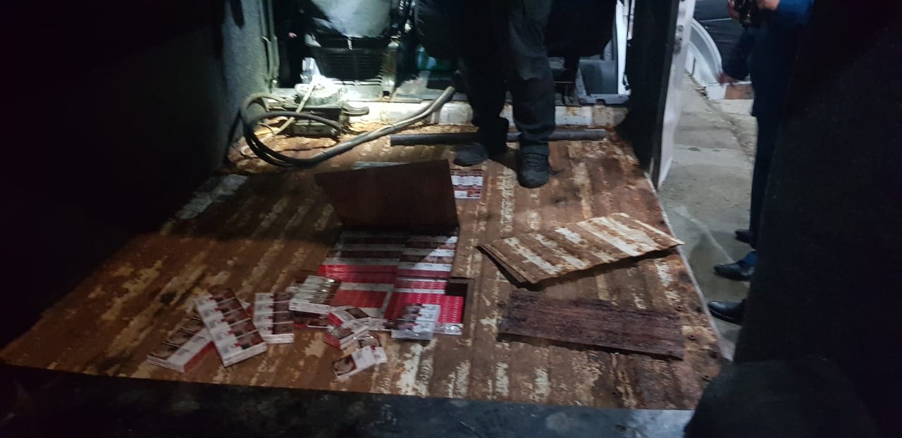 У ПП "Дяково" у подвійному днищі мікроавтобуса  виявили сховок з сигаретами (ФОТО)