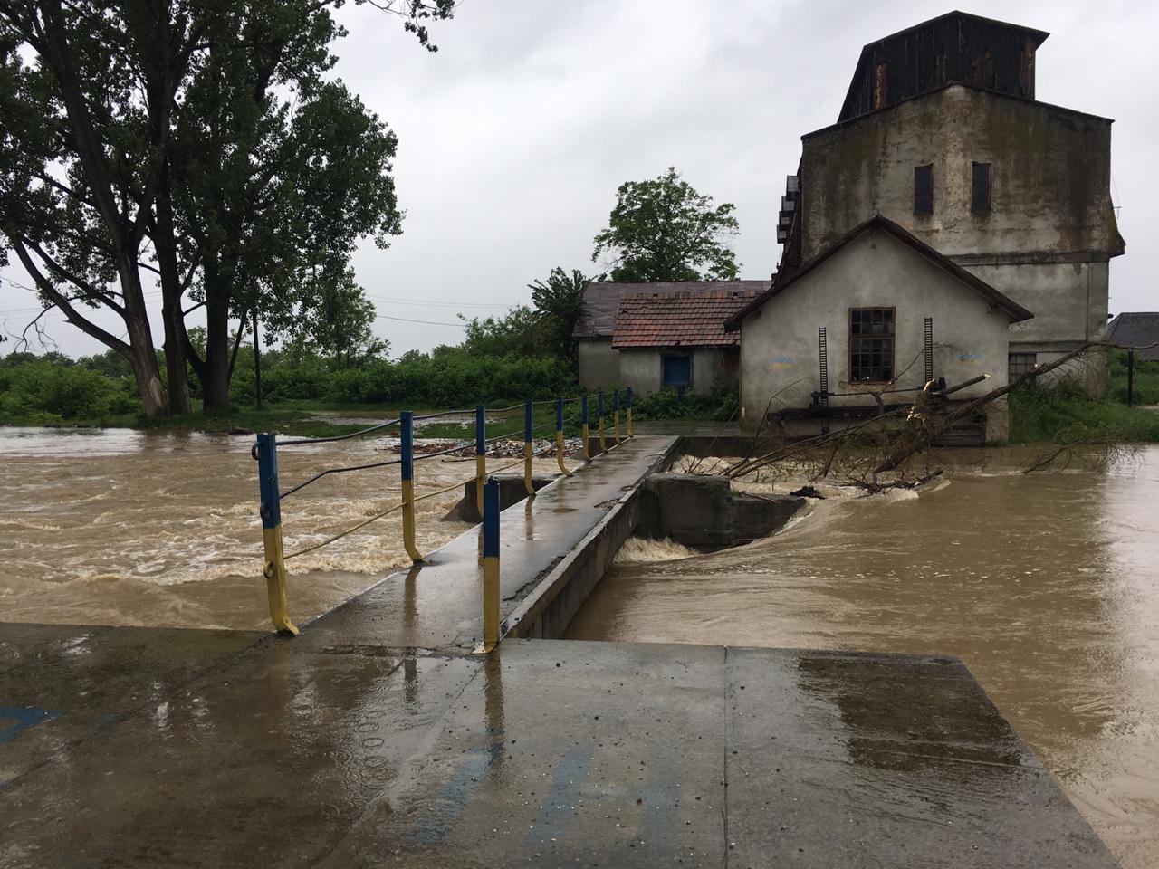 У Виноградівському та Іршавському районах встановлюють мотопомпи для відкачки води (ФОТО)