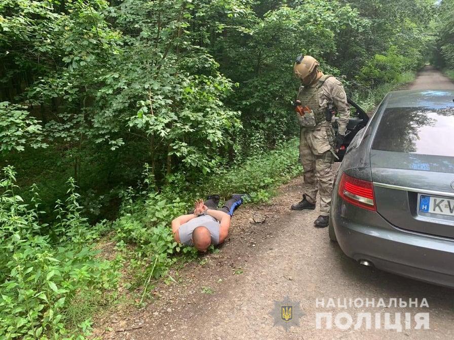 На Берегівщині при збуті наркотиків на пів мільйона гривень затримали наркоторговця, а в його будинку знайшли зброю (ВІДЕО)