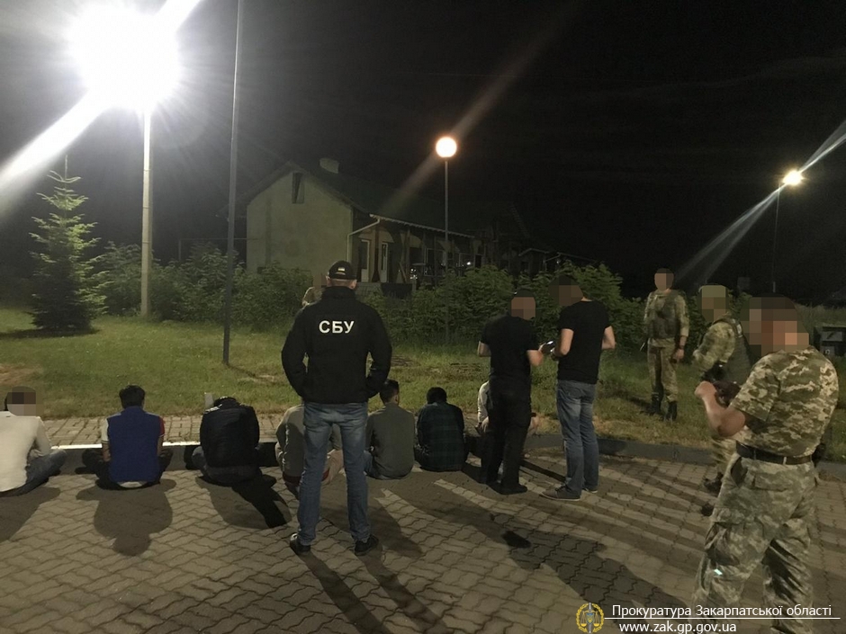 За фактом спроби переправлення двома тернопільцями 6-ох нелегалів через кордон на Закарпатті розпочато кримінальне провадження (ФОТО)