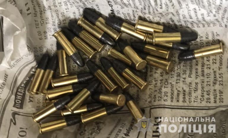 Раніше судимий мукачівець намагався продати перехожому "знайдені" набої (ФОТО)